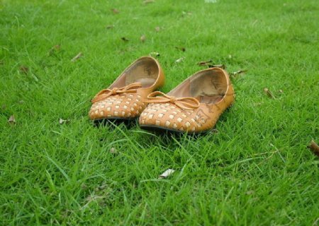 草地上的鞋子图片
