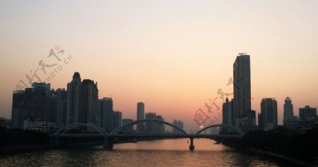 落日的解放桥图片
