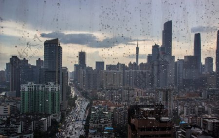 大雨后的珠江新城图片