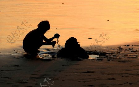 夕阳下的巴厘岛儿童图片