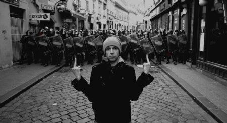 巴黎军警面前的大学生图片