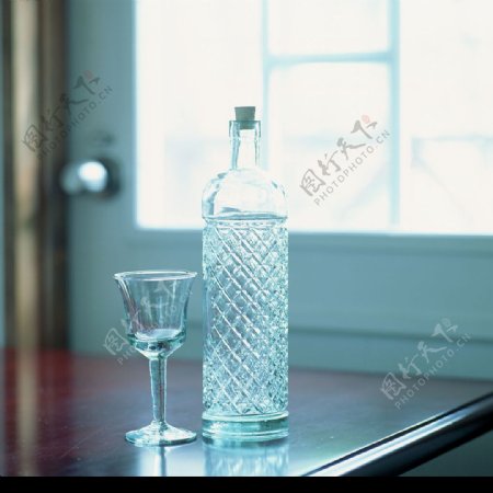窗前的水晶酒瓶和酒杯图片