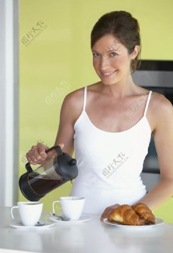 做早餐的女人图片