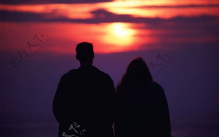 夕阳下的情侣图片