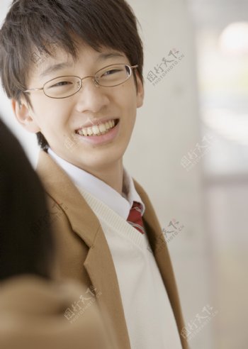 戴眼镜的男学生图片