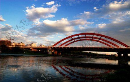蓝天下的凤凰桥图片