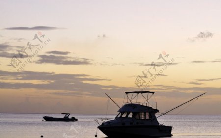 毛里求斯暮色中的海面图片