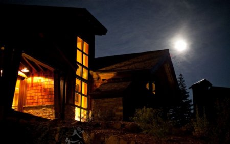 夜色别墅木房天空月光灯光图片