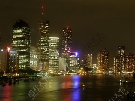 水边城市夜景图片