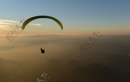 滑翔伞图片