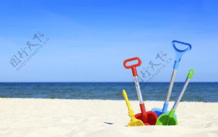 沙滩上的彩色铲子图片