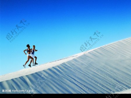 沙漠中跑步的男女图片