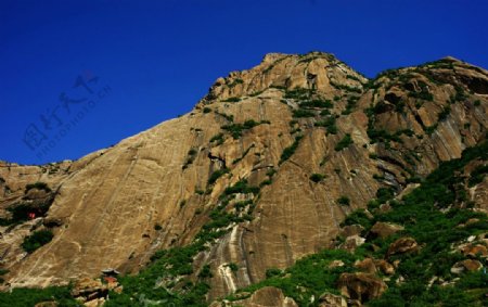 大山下的寺庙图片