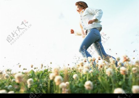 鲜花丛中奔跑的少女图片