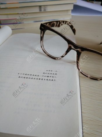 书与眼镜图片