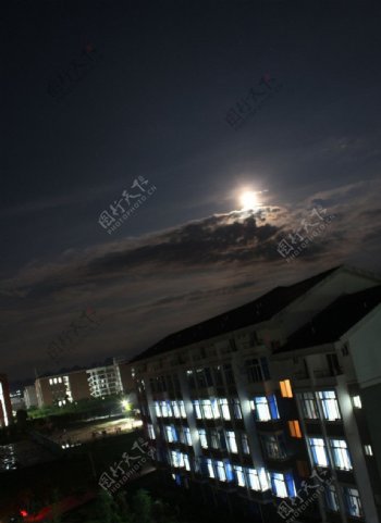 月亮照耀下的宿舍图片