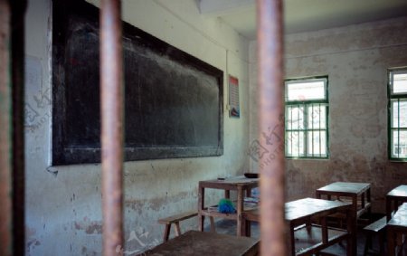 陈旧的教室黑板课桌图片
