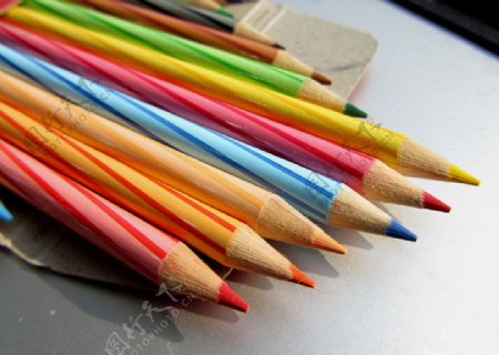 彩色笔12色彩色铅笔图片