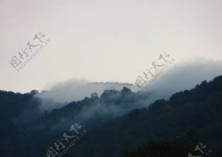 雾漫山峦图片