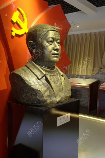 邓平寿铜像雕塑图片