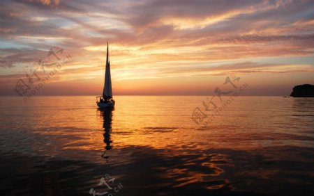 黄昏大海帆船美景图片