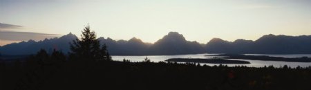 天山湖水图片