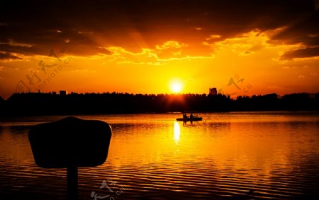 夕阳下的小船剪影图片
