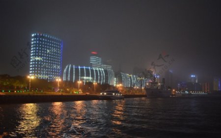 雾霾中的上海外滩图片