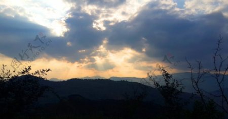 山间夕阳图片