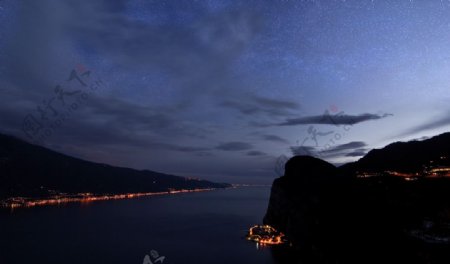 星空下的夜景图片
