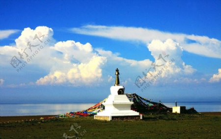 白塔藏族蓝天白云图片