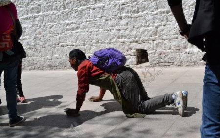 布达拉宫外磕长头的藏民图片