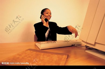 办公室女士手机通讯图片
