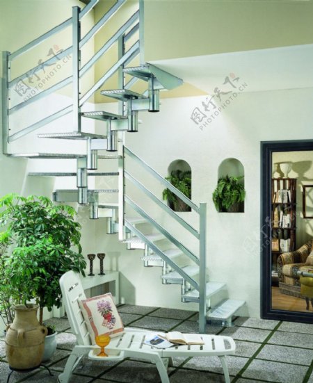 意式室内旋U型钢板楼梯图片