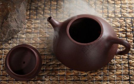 烟雾缭绕的茶壶图片