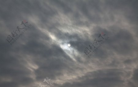 乌云中的太阳图片