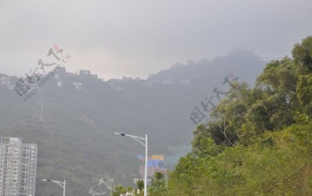 雾中的山顶别墅图片