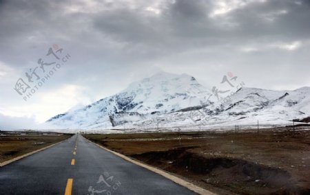 西藏雪山公路图片
