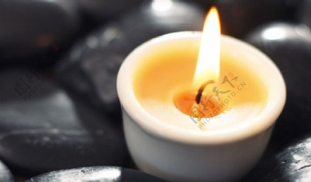 鹅卵石中的蜡烛图片