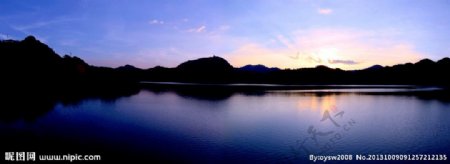 山水夕阳湖面图片