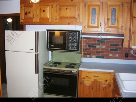 实木装修厨房一角图片