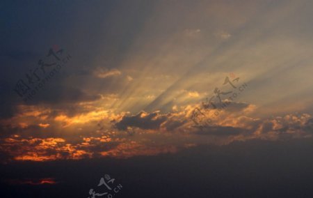 夕阳照射浮云图片