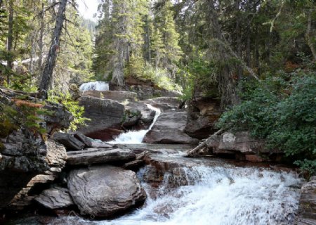 山中溪流与树林风景图片