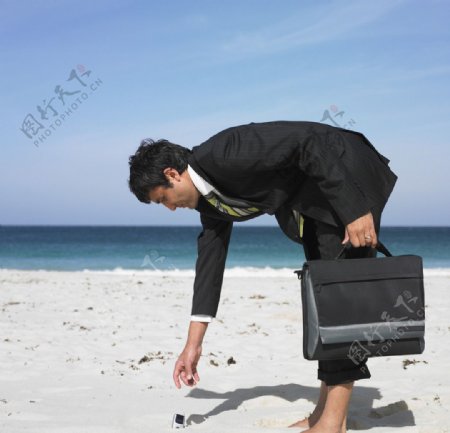 沙滩上的商务人士图片