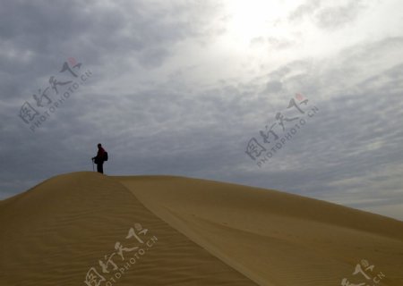 沙漠中远行的人图片