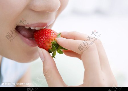 女孩吃草莓图片