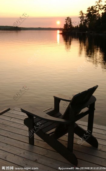 湖边躺椅图片
