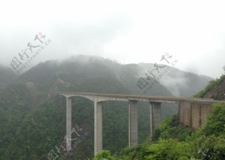 雨雾天的夹溪特大桥图片