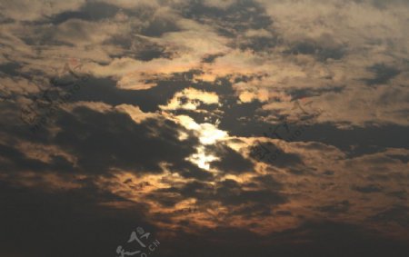 黄昏云层图片