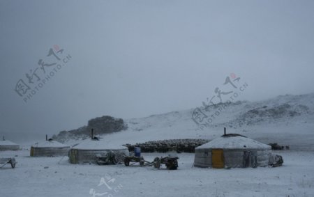 雪中的蒙古包图片
